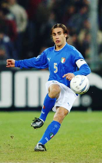 皇马双星伤愈在即！赫伊森卡马文加或战塞尔塔，后防线告急考验银河战舰