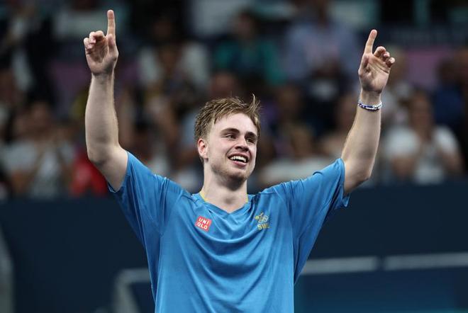 米体：那不勒斯冬窗急需补腰，已联系曼联询问引进梅努可行性