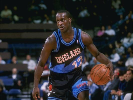 余力生以2小时06分38秒赢得瓦伦西亚马拉松，创英马历史第二佳绩，展现跨项实力，称霸铁三项目。